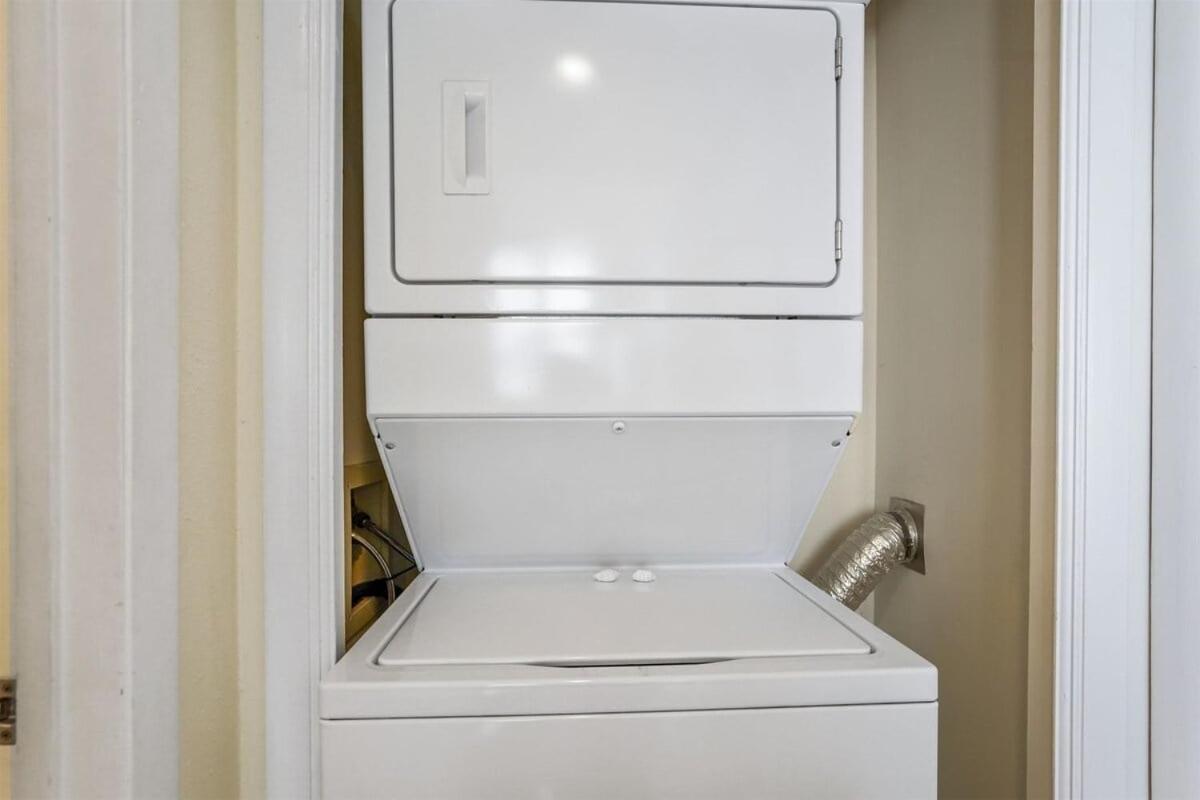 Edgewater Windward 104 - 1 Bedroom Beachfront Sleeps 4 *