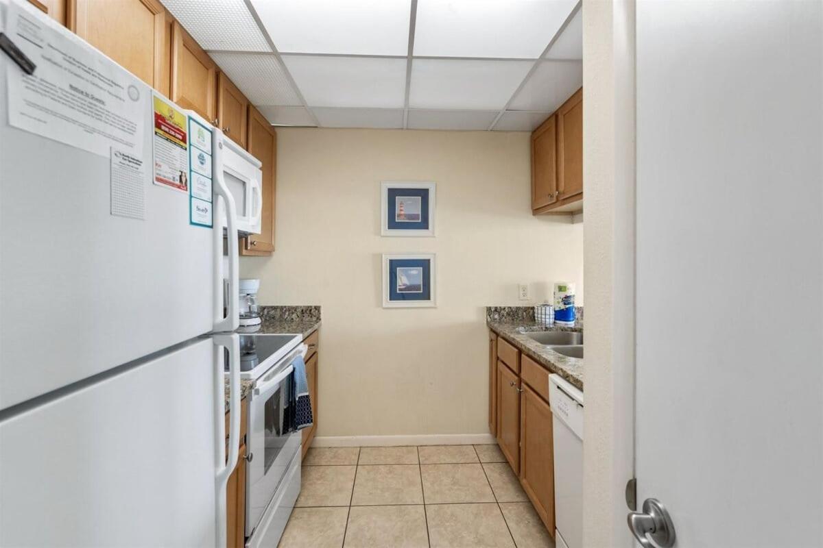 Edgewater Windward 104 - 1 Bedroom Beachfront Sleeps 4 Apartment