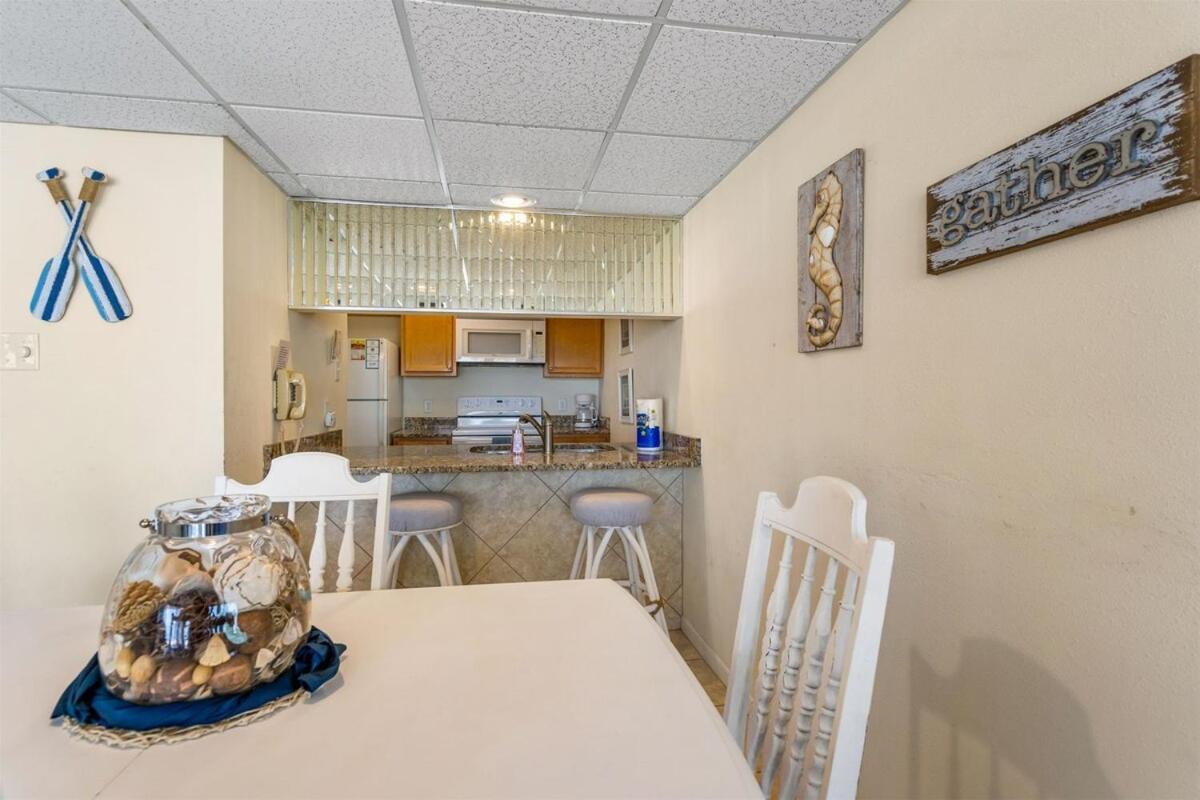 Edgewater Windward 104 - 1 Bedroom Beachfront Sleeps 4